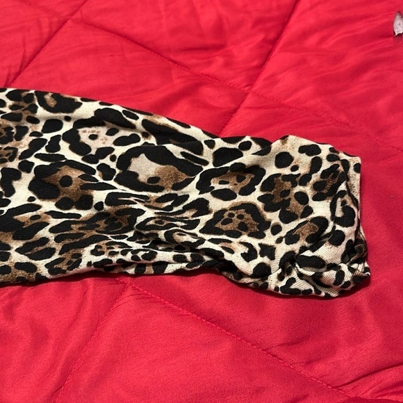 VIP Knit by Avenue leopard print top Pre owned - Picture 7 of 7